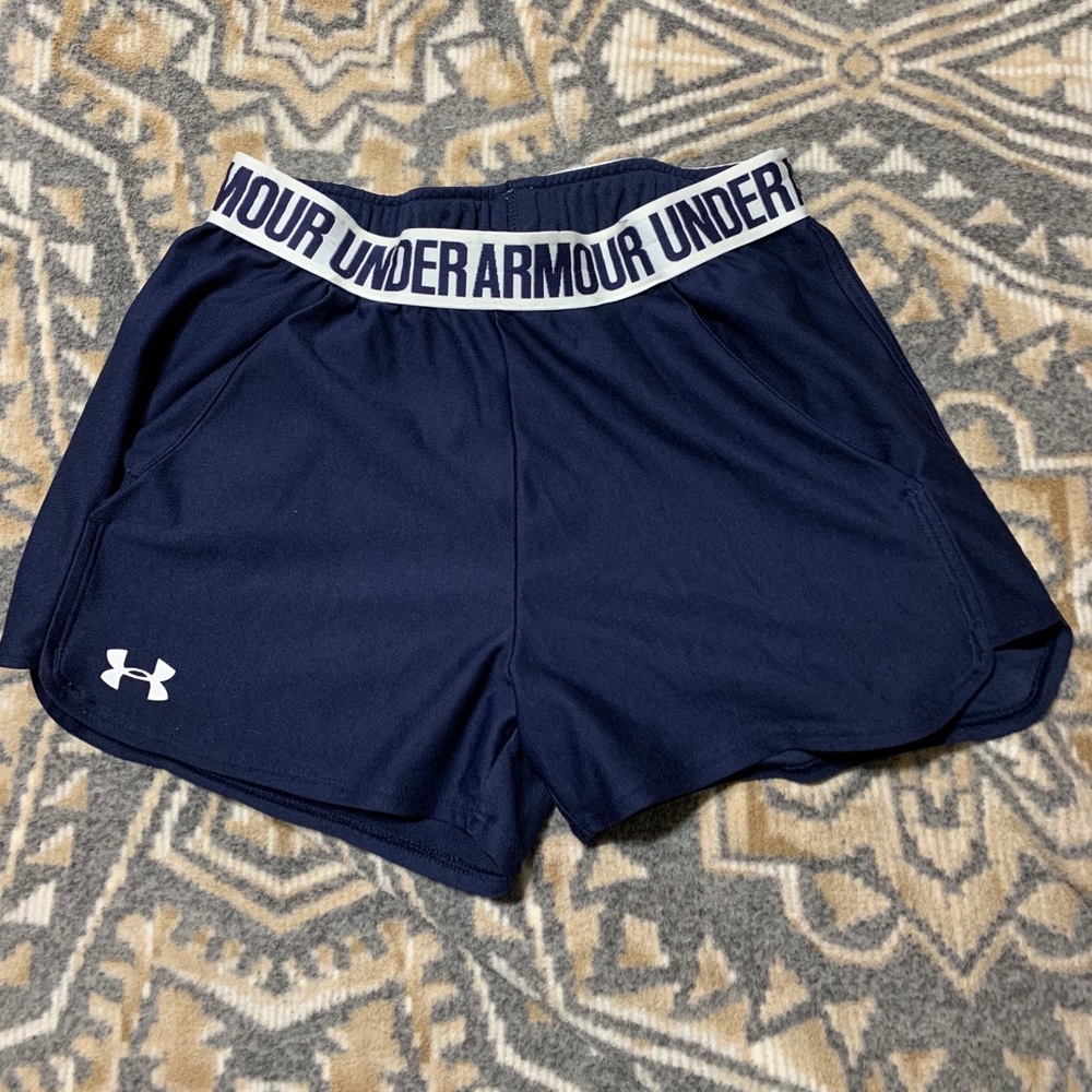 Navy blue under armor shorts with pockets